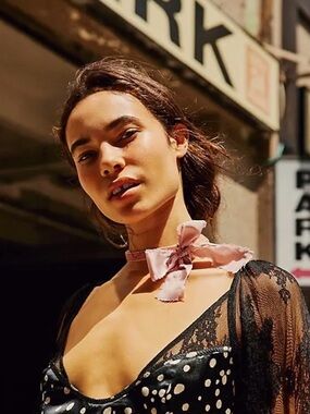 FREE PEOPLE High Standard Bow Choker - Mauve